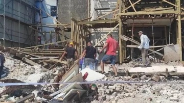 Beşiktaş'ta ahşap bina çöktü: 1 kişi göçük altında