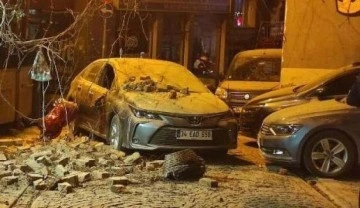 Beşiktaş'ta çatışı çöken binadan kopan parçalar otomobilin üzerine düştü