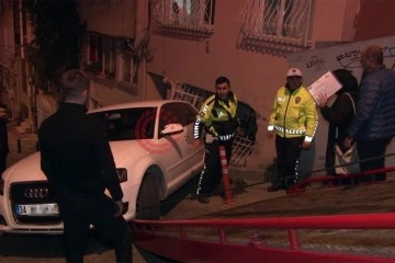 Beşiktaş’ta facianın eşiğinden dönüldü: Yokuş aşağı kayan otomobil eve daldı