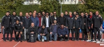 Beşiktaş'ta Karaveli basın mensuplarıyla hatıra fotoğrafında