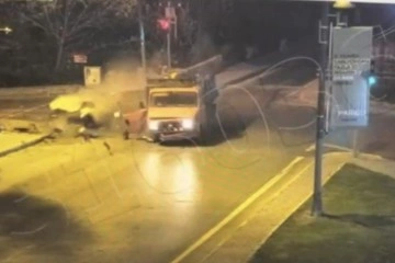 Beşiktaş’ta katliam gibi kaza kamerada: Sürücü camdan yola fırladı