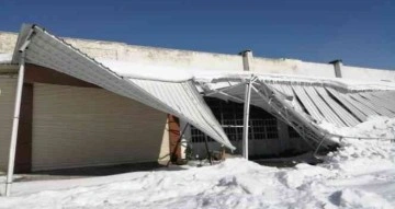 Besni Küçük Sanayi Sitesinde çatılar kara dayanamayıp çöktü