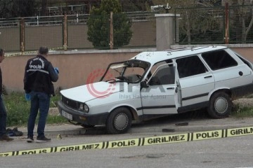 Beton mikseri otomobile &ccedil;arptı; Anne &ouml;ld&uuml;, oğlu yaralandı