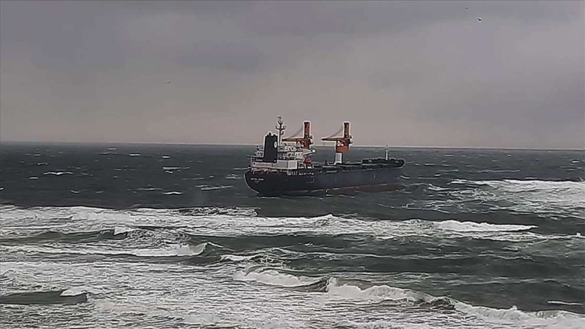 Beykoz açıklarında karaya oturan Panama bandıralı kargo gemisi kurtarıldı