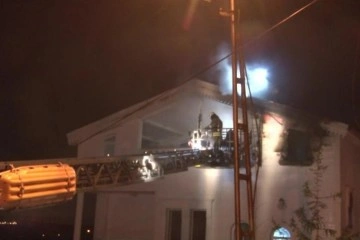 Beykoz’da 3 katlı villada yangın paniği