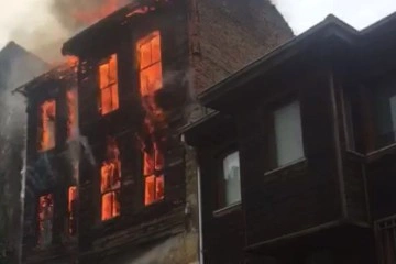 Beykoz’da ahşap bina yanarak kül oldu