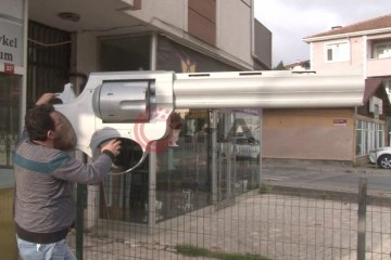 Beykoz'da 'kinetik heykel ustası'ndan 3 metrelik dev silah heykeli