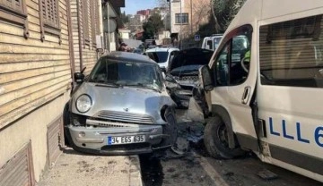 Beykoz'da ters şeritteki servis minibüsü ile otomobil çarpıştı