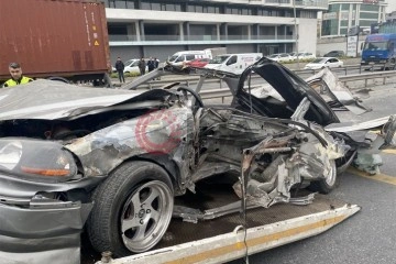 Beylikd&uuml;z&uuml;'de feci kaza: 2 &ouml;l&uuml;, 1 ağır yaralı