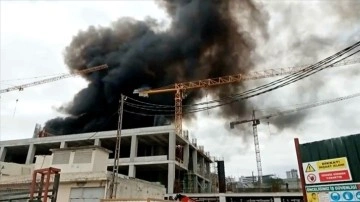 Beylikdüzü'nde inşaat halindeki binadaki yangına müdahale ediliyor