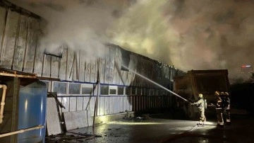 Beylikdüzü’nde sanayi sitesinde korkutan yangın: Üretim tesisi alev alev yandı
