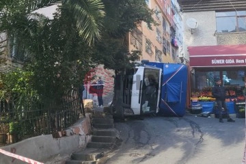 Beyoğlu'da devrilen kamyonetin altında kalmaktan son anda kurtuldu