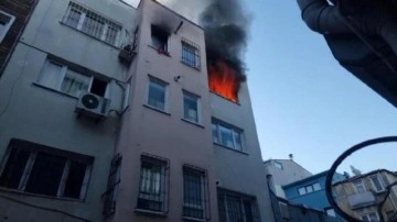 Beyoğlu'nda 4 katlı binada yangın