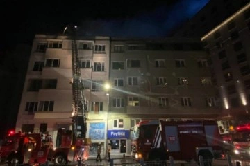 Beyoğlu'nda 5 katlı metruk binanın çatısı alev alev yandı