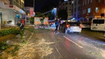 Beyoğlu'nda ağaca çarpan tır trafik yoğunluğuna neden oldu