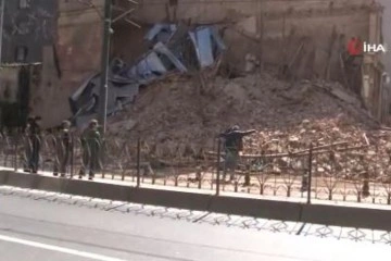 Beyoğlu&rsquo;nda &ccedil;&ouml;ken binada enkaz kaldırma &ccedil;alışmaları s&uuml;r&uuml;yor