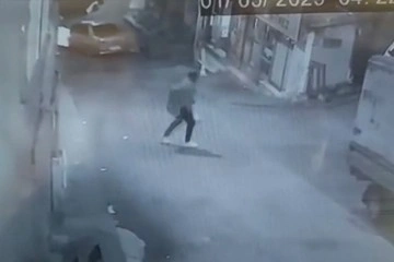 Beyoğlu’nda film gibi hırsızlık kamerada: Çalıştığı iş yerini soydu, ihbarı yapan kişi hırsız çıktı