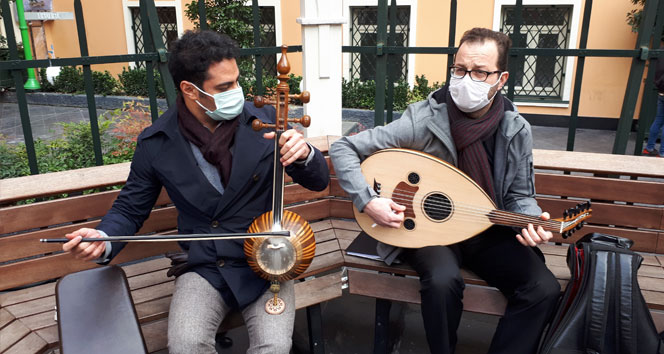 Beyoğlu'nda göçmen sanatçılar farklı enstrümanları çaldı