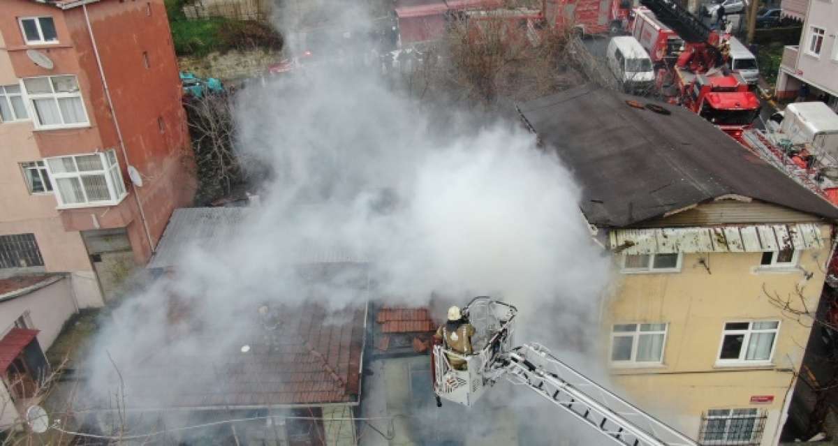 Beyoğlu'nda iki katlı binada yangın