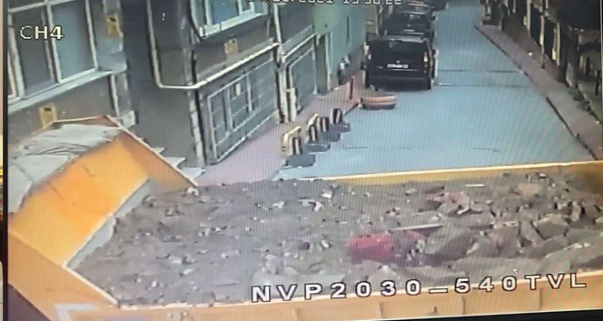 Beyoğlu'nda kamyonetin binaya çarptı anlar kamerada