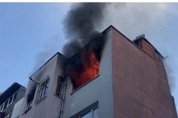 Beyoğlu’nda korkutan yangın: 4 katlı binanın çatı katı alev alev yandı