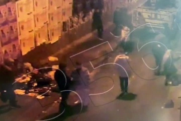 Beyoğlu’nda 'omuz atma' kavgasında Amerikalı turiste bıçaklı saldırı kamerada