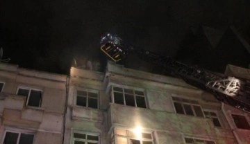 Beyoğlu'nda otellerin bulunduğu caddede bir binada yangın paniği