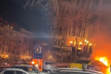 Beyoğlu’nda ticari taksinin alev alev yandığı anlar cep telefonu kamerasında