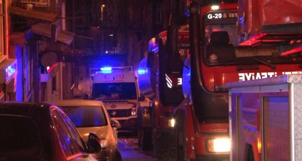 Beyoğlu'nda yangın çıkan evde mahsur kalan yaşlı kadın son anda kurtarıldı