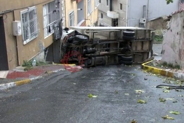 Beyoğlu'nda yokuş aşağı kayan kamyon binaya çarptı: Hamile kadın büyük korku yaşadı