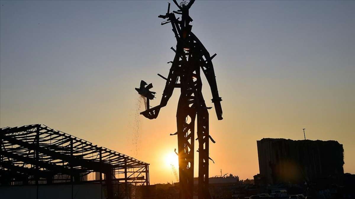 Beyrut Limanı'nda bir yıl önce meydana gelen patlamanın metal kalıntılarından anıt inşa edildi