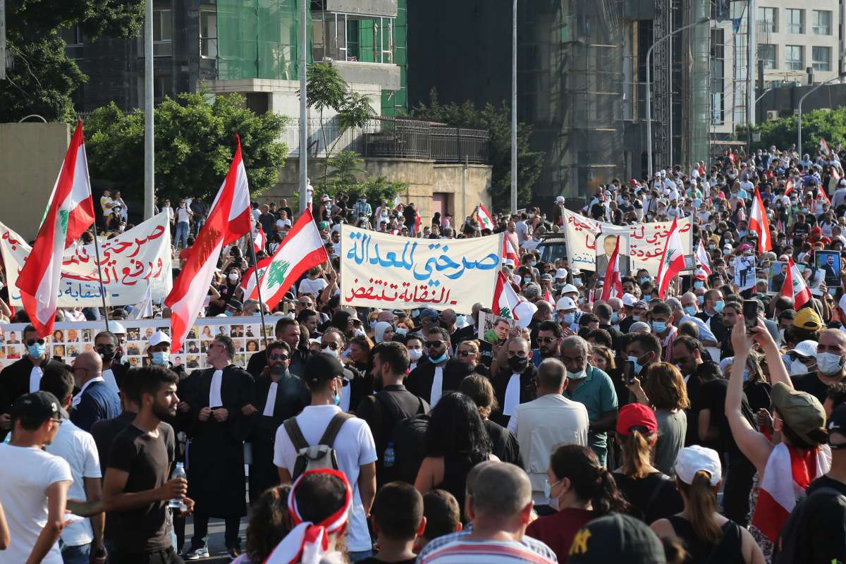 Beyrut'taki patlamanın yıldönümünde binlerce Lübnanlı sokaklara döküldü