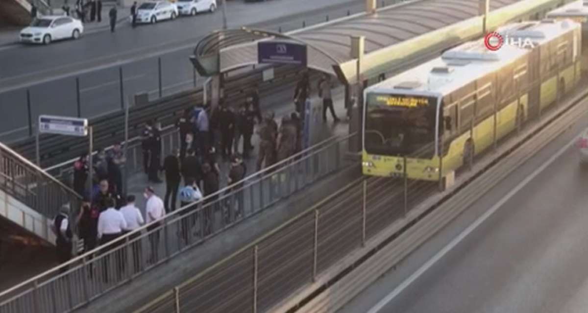Bıçaklı saldırgan metrobüsü rehin aldı