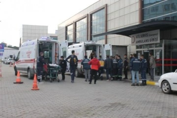 Biga'da fabrika iş&ccedil;ilerini taşıyan otob&uuml;s devrildi: 17 iş&ccedil;i yaralandı