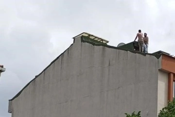 Binadan atlamaya çalışan adamı döverek indirdi