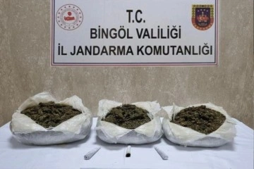 Bing&ouml;l&rsquo;de 3,5 kilo esrar ele ge&ccedil;irildi: 4 g&ouml;zaltı