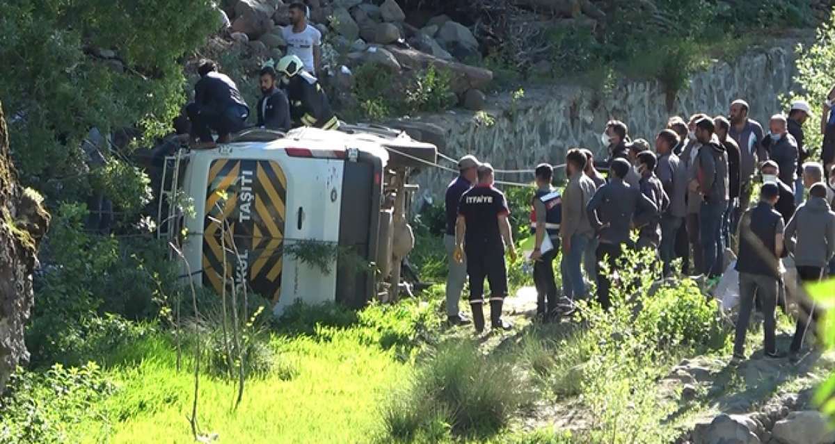 Bingöl'de minibüs şarampole yuvarlandı: 2'si ağır 16 yaralı