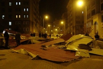Bingöl’de şiddetli rüzgar çatıları uçurdu, otomobiller zarar gördü