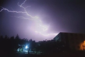 Bingöl’de şimşekler geceyi gündüze çevirdi