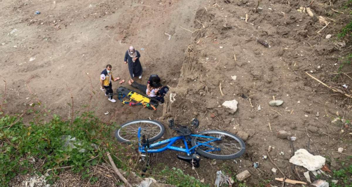 Bisikletiyle 10 metrelik uçurumdan düşen çocuk ölümden döndü