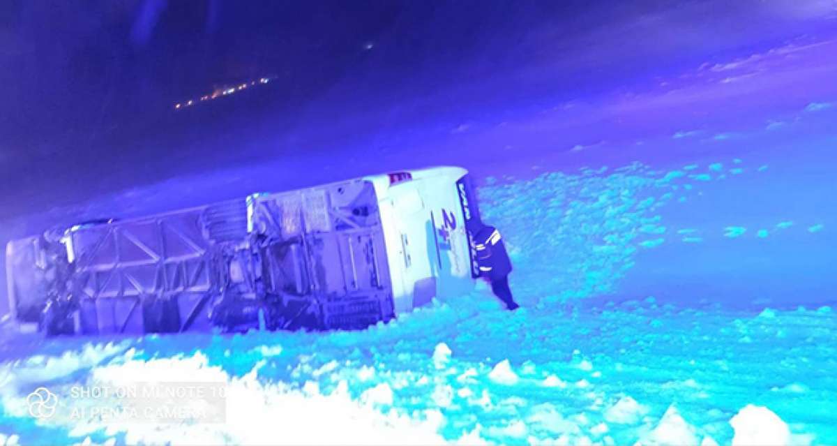 Bitlis-Tatvan karayolunda yolcu otobüsü devrildi: Yaralılar var
