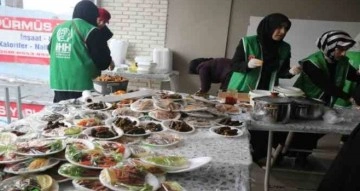 Bitlisli kadınlar yaptıkları yemekleri satarak depremzedelere destek oluyor