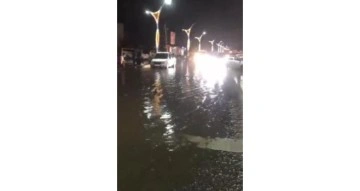 Bitlis’te sağanak yağış sonrası cadde ve sokaklar dereye döndü