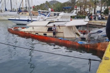Bodrum Limanı'nda bağlı tur teknesi battı