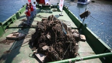 Bodrum'da dalgıçlar deniz dibinden 20 tona yakın tonoz ve çapa çıkardı