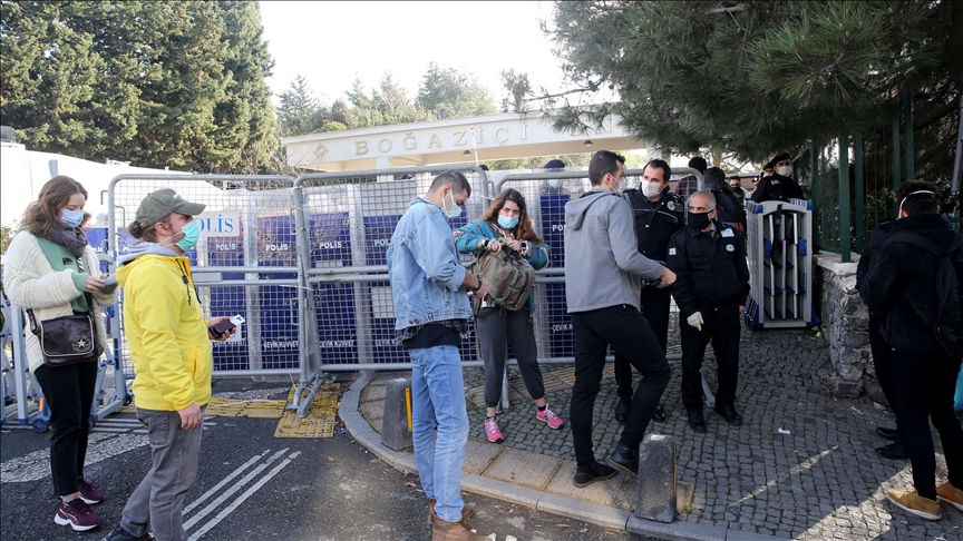 Boğaziçi Üniversitesi önündeki gösterilere ilişkin gözaltına alınan 21 kişi adliyeye sevk edildi