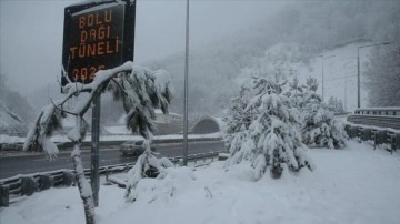 Bolu Dağı geçişinde kar yağışı ve sis etkili oluyor