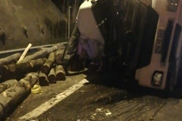 Bolu Dağı Tüneli’nde tomruk yüklü kamyon devrildi