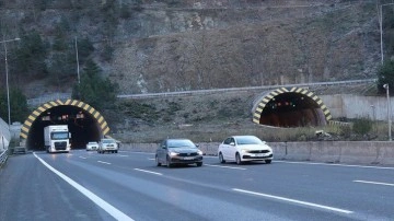 Bolu Dağı Tüneli'nden geçen yıl 12,3 milyon araç geçti
