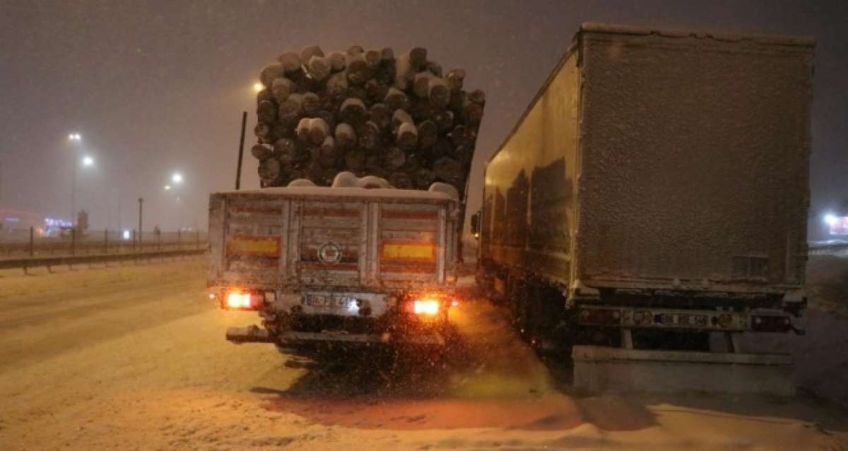Bolu Dağı'nda kar nedeniyle ulaşımda aksaklık yaşanıyor